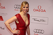  Ex-DSDS-Jurorin Nina Eichinger in rotem Kleid mit Retro Frisur (©Foto: Martin Schmitz)